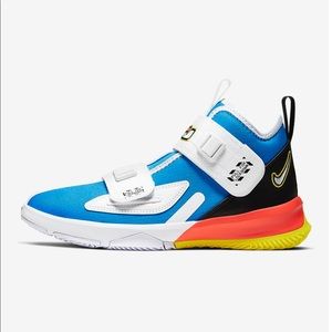Lebron soldier 13 Basketball/Court shoes size 5 womens